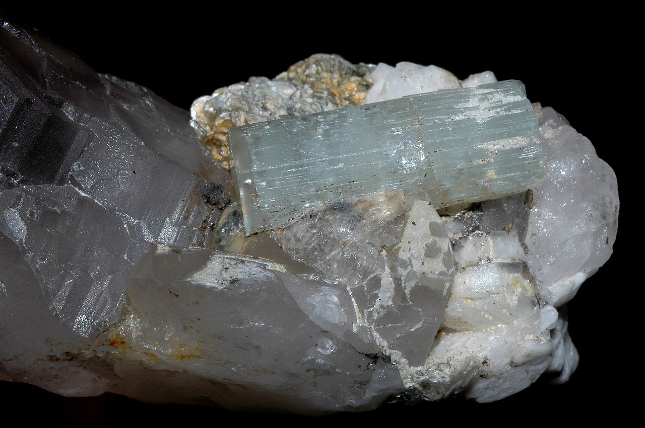 Aquamarine gemstone photo