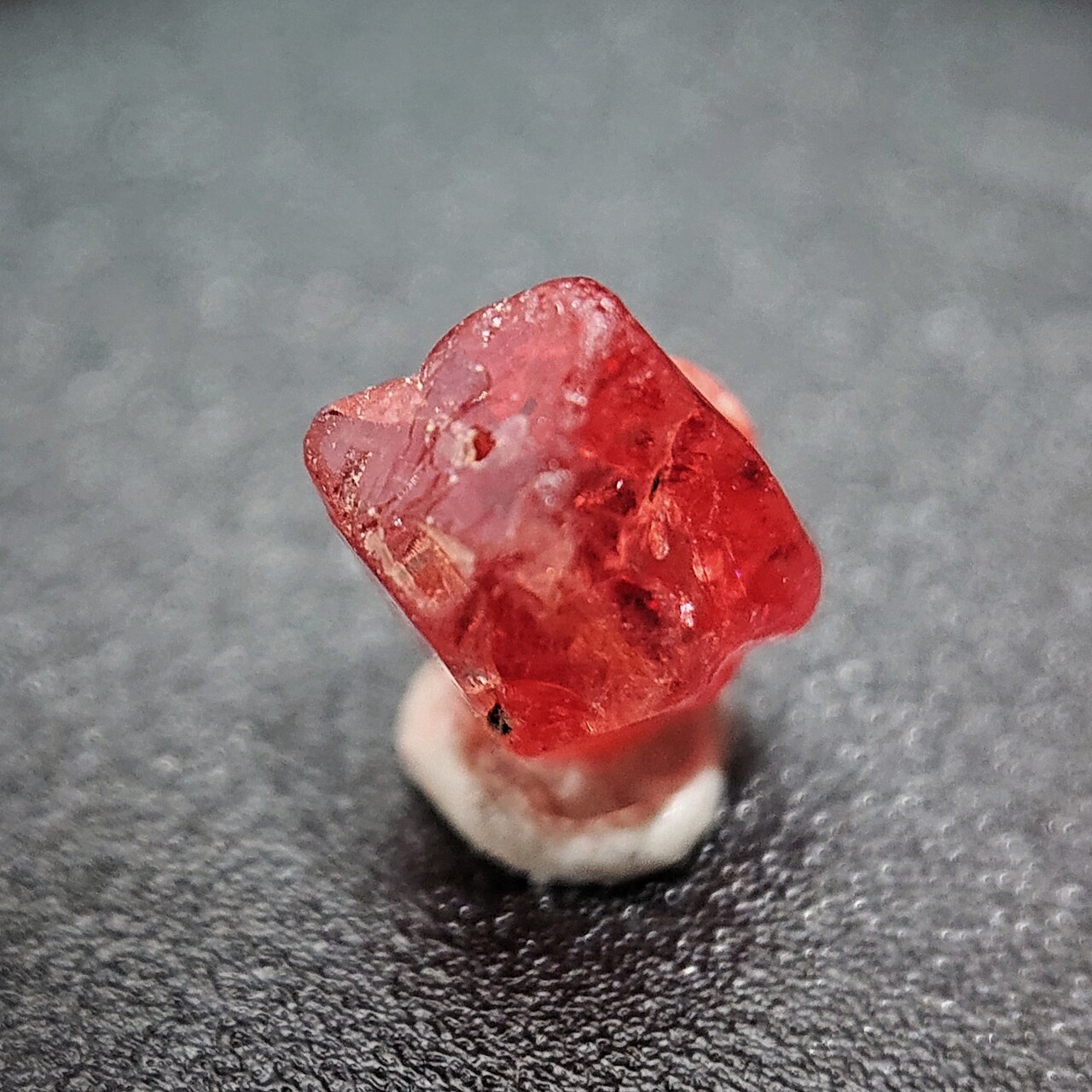 Spinel gemstone photo